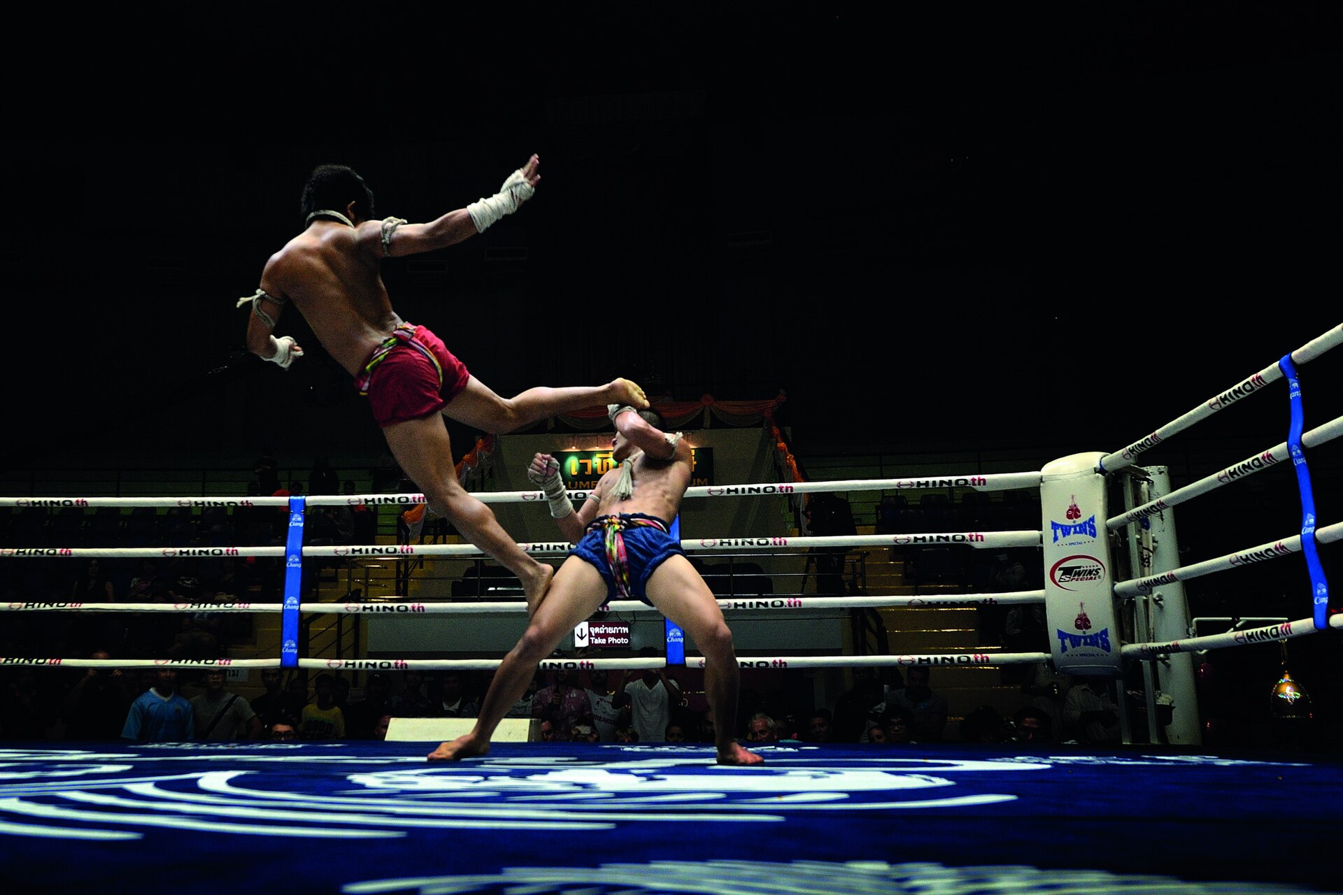 Ring de muay thaï — ambiance de salle