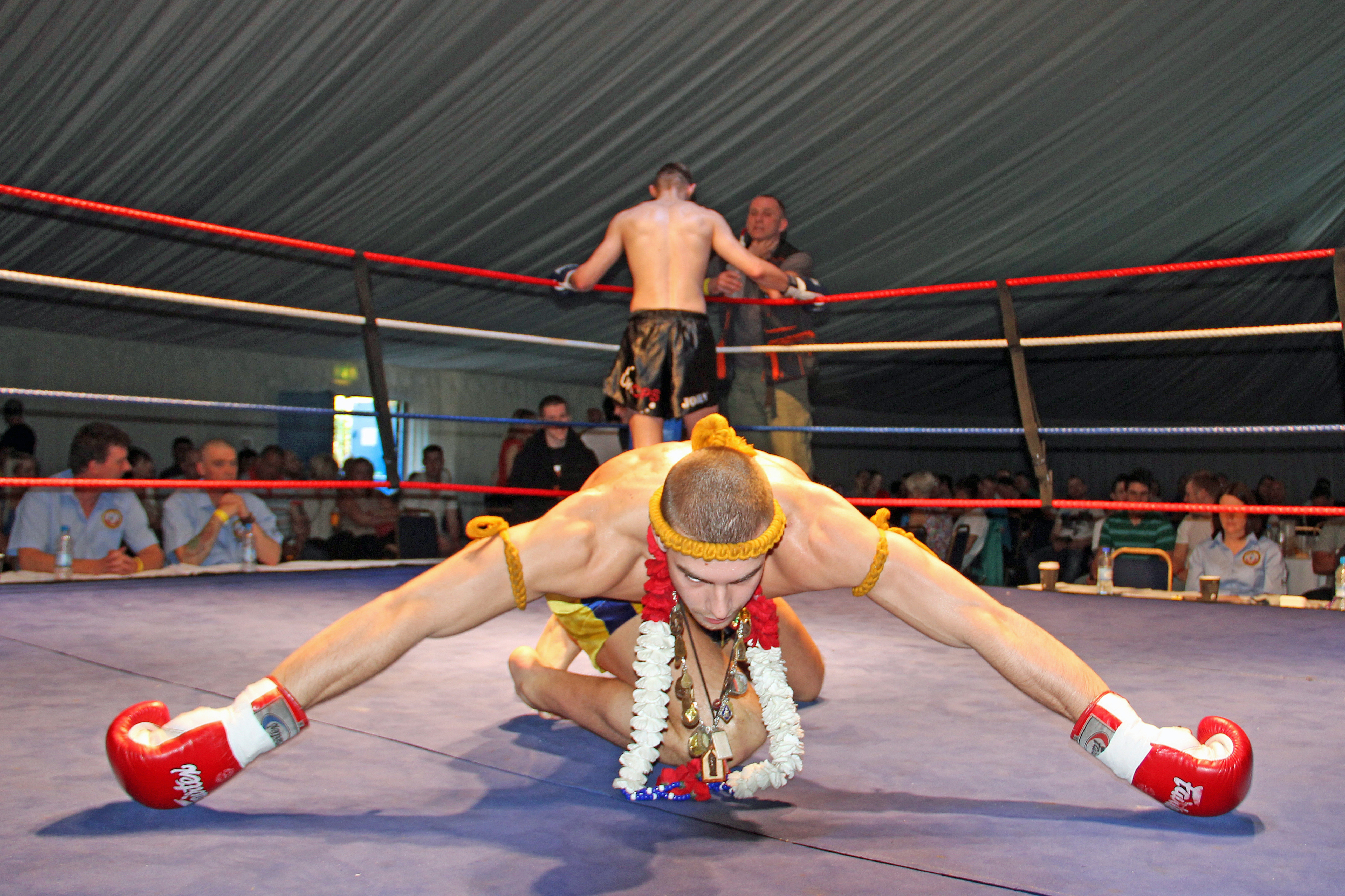 Rituel wai kru avant un combat de muay thaï